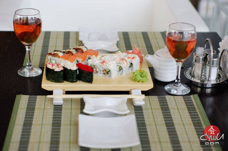Суши вин. Сервировка роллов. Романтический ужин суши. Сервировка стола с роллами. Сервировка стола для суши.
